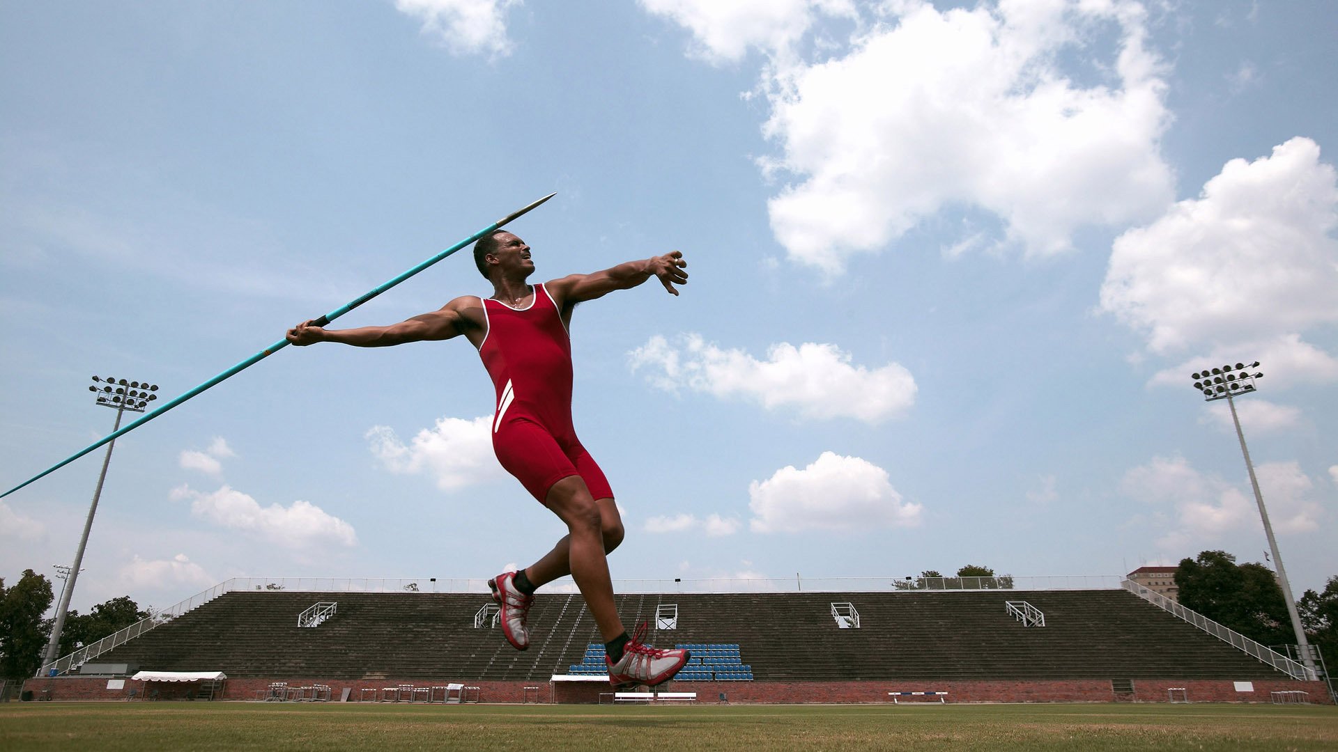 “夜幕追逐：黑夜中的极速火花”，夜幕追击破点视频
